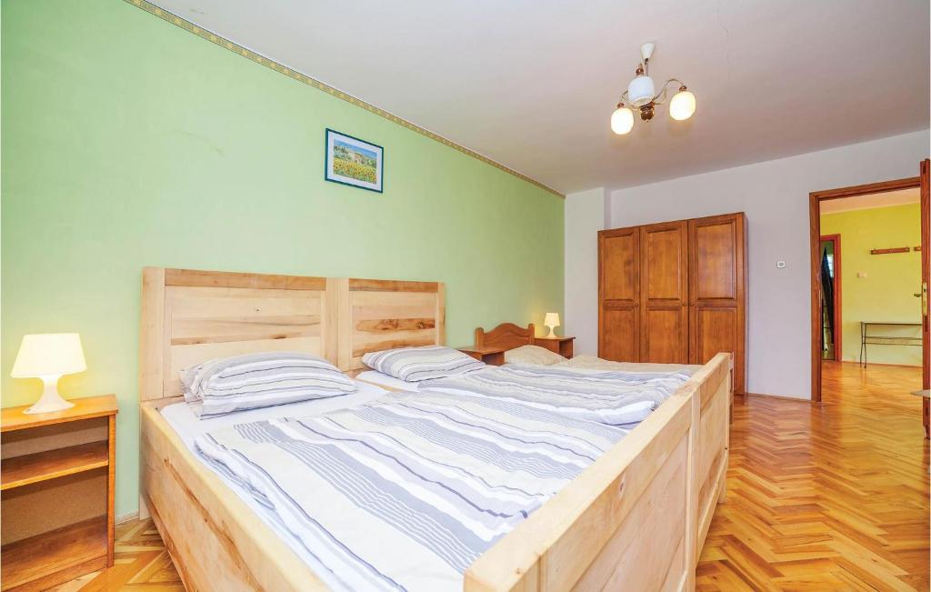 Posteľ alebo postele v izbe v ubytovaní 7 Bedroom Pet Friendly Home In Crni Kal