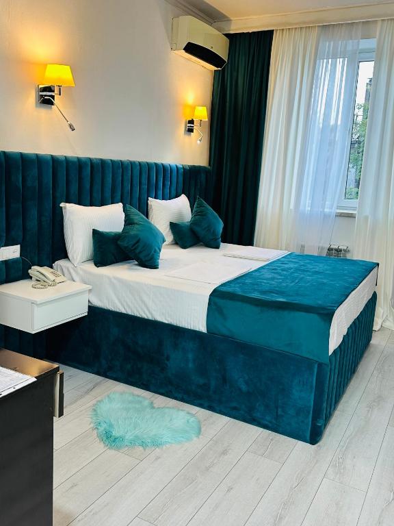 Postel nebo postele na pokoji v ubytování Hotel Tigran Mets Yerevan