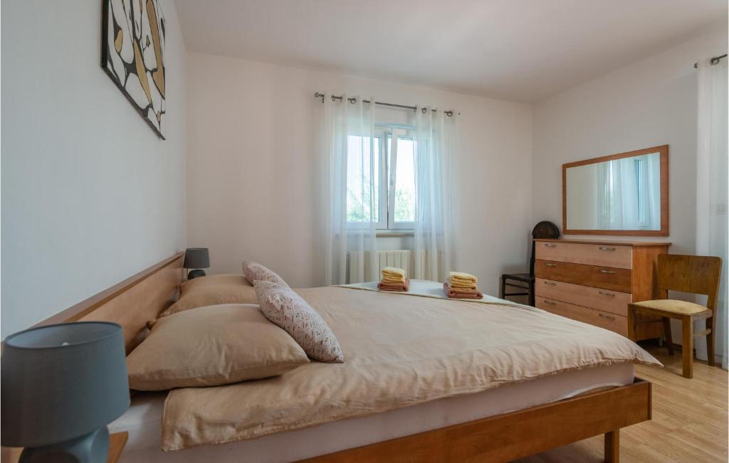 Łóżko lub łóżka w pokoju w obiekcie Holiday Home Breg Ivanovci Iv