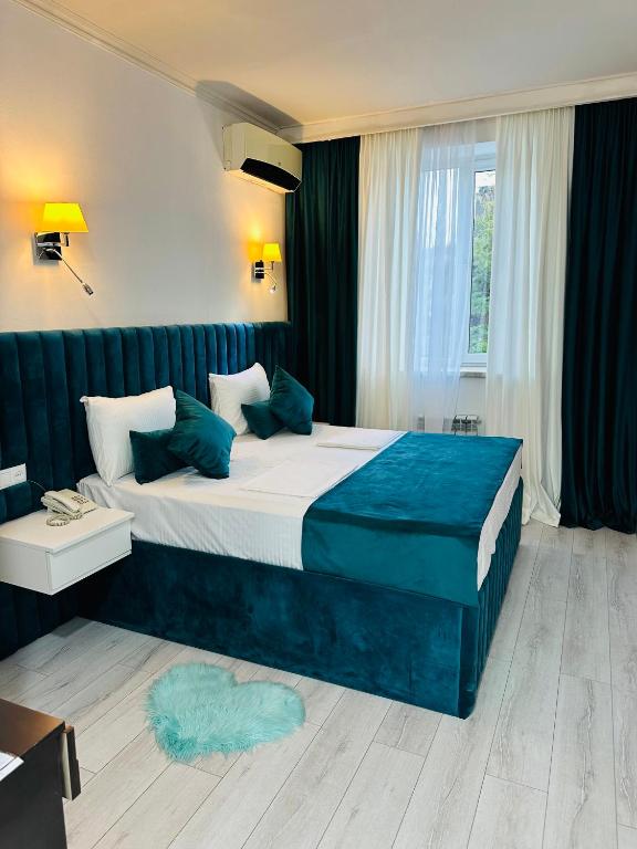 Postel nebo postele na pokoji v ubytování Hotel Tigran Mets Yerevan
