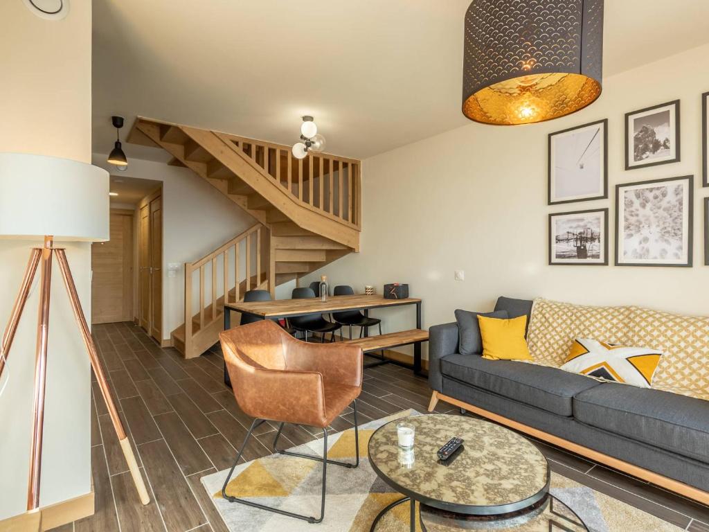 un salon avec un canapé et une table dans l'établissement Duplex confort avec piscine et spa, pied des pistes - FR-1-461A-5, à Arc 1600