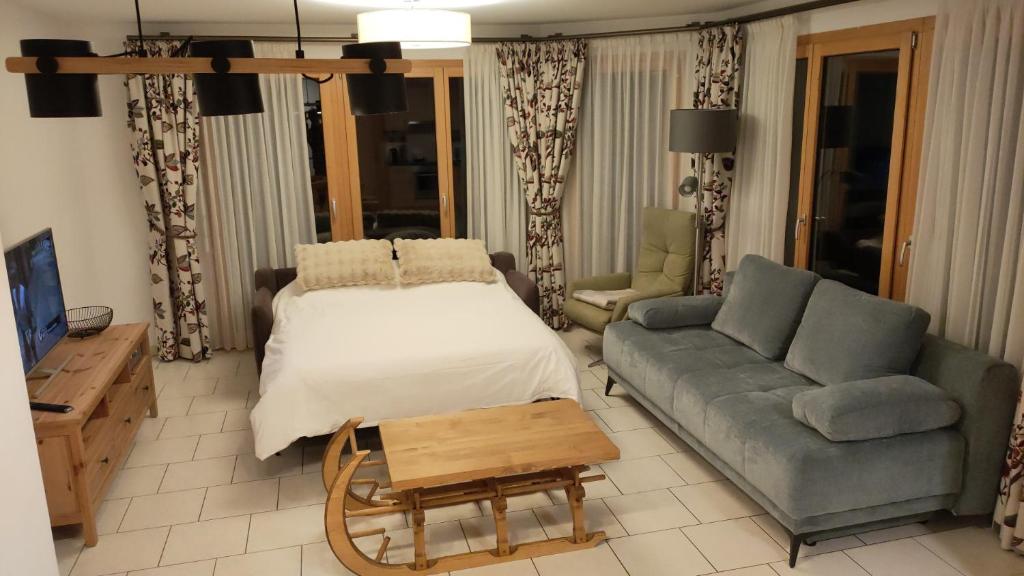TV a/nebo společenská místnost v ubytování Studio au pied de la télécabine, SaastalCards Saas-Fee