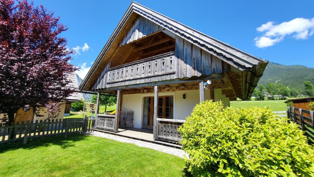 a small house with a gambrel roof at Stodertraum 5 "Schlüsselblume" by Alpenidyll Apartments in Weyern