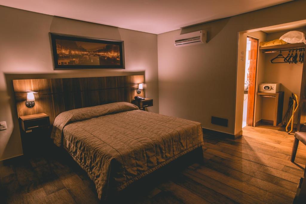  Prado Hotel Business