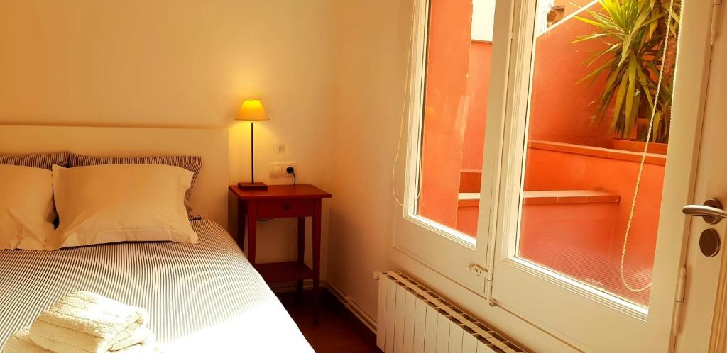 Postel nebo postele na pokoji v ubytování Filmoteca Sarria 1- wifi quiet bright comfi