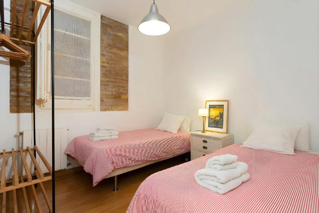 Postel nebo postele na pokoji v ubytování Filmoteca Sarria 1- wifi quiet bright comfi