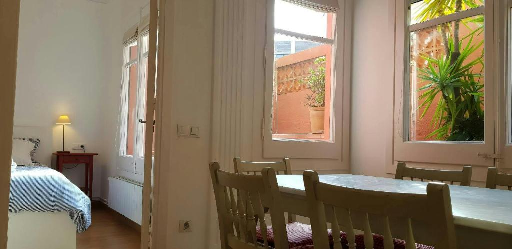 Postel nebo postele na pokoji v ubytování Filmoteca Sarria 1- wifi quiet bright comfi