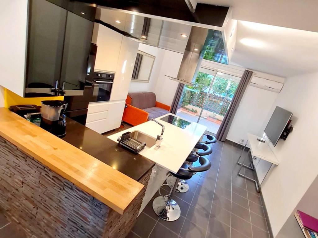 Photo de la galerie de l'établissement T2 climatisé avec jardin, Wi-Fi et parking sécurisé à 100 m des plages - FR-1-316-301, à Six-Fours-les-Plages