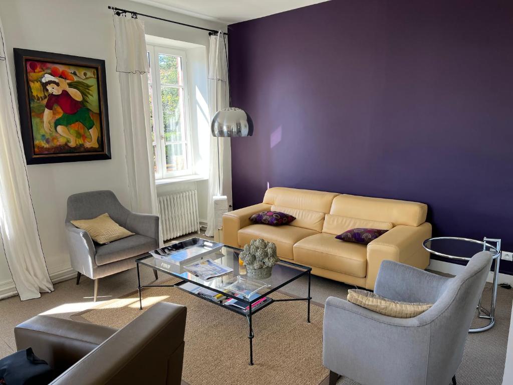 un salon avec un canapé et une table dans l'établissement Saint Cyr, à Saint-Cyr-au-Mont-dʼOr