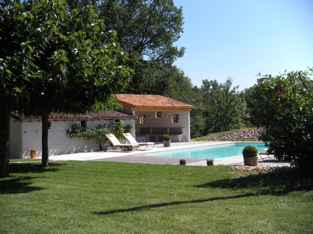 uma casa com piscina num quintal em La Fréjade em Lisle-sur-Tarn