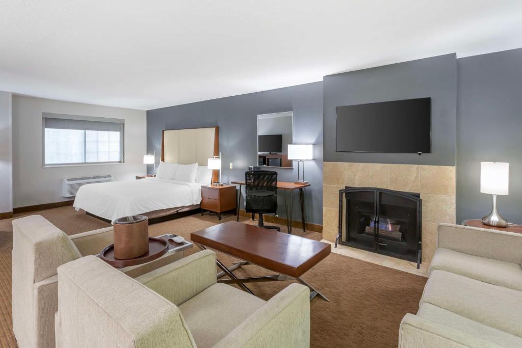 TV a/nebo společenská místnost v ubytování Best Western PLUS Cotton Tree Inn