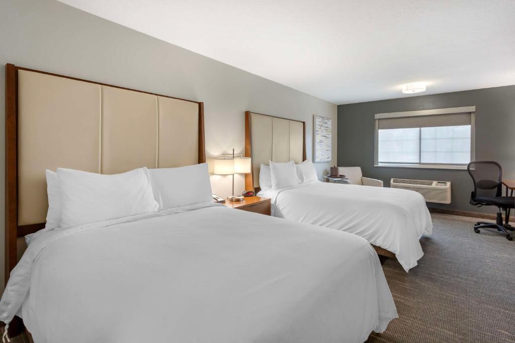 Postel nebo postele na pokoji v ubytování Best Western PLUS Cotton Tree Inn