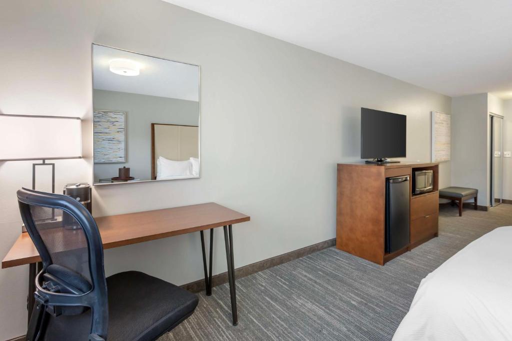 TV a/nebo společenská místnost v ubytování Best Western PLUS Cotton Tree Inn