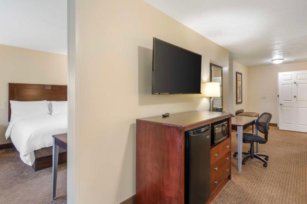 TV a/nebo společenská místnost v ubytování Best Western PLUS Cotton Tree Inn
