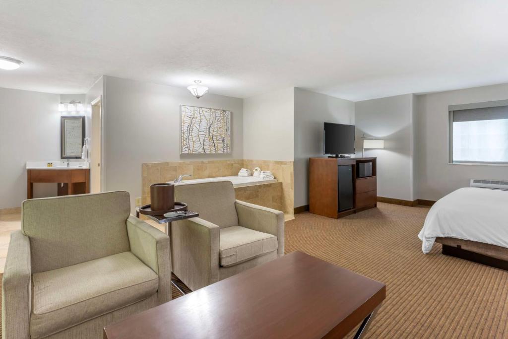 TV a/nebo společenská místnost v ubytování Best Western PLUS Cotton Tree Inn
