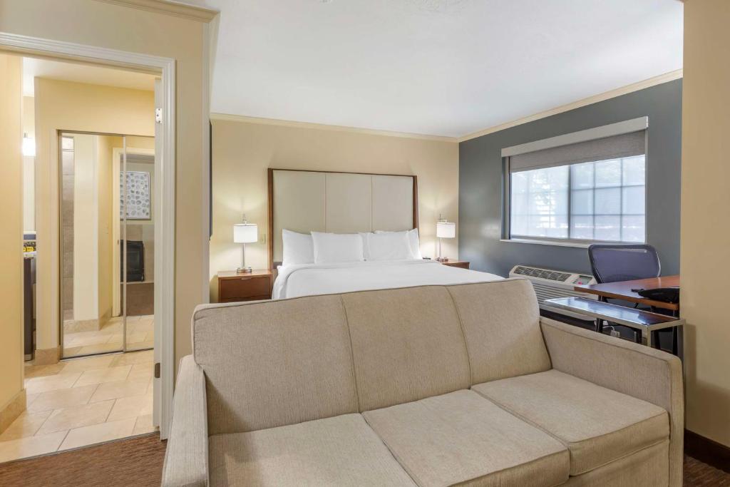 Postel nebo postele na pokoji v ubytování Best Western PLUS Cotton Tree Inn