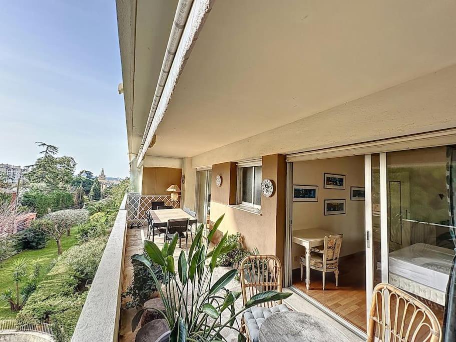 un balcon d'une maison avec une table et des chaises dans l'établissement 85m2 Grandes Terrasses - 2 chambres, à Cannes