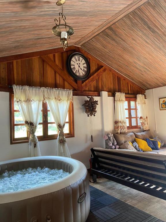 瓜拉雷马Cabana com Jacuzzi em Guararema的一间大客厅,在房间内配有大浴缸