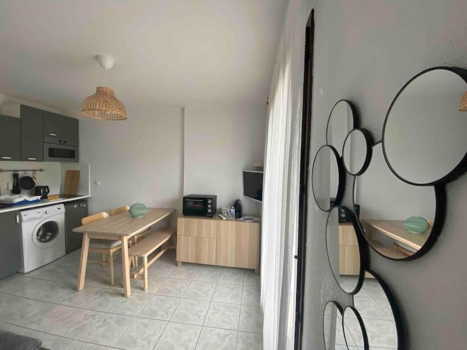 une petite cuisine avec une table et une salle à manger dans l'établissement Escapade marine-proche plage, à Cabourg