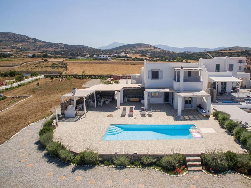 una vista aerea di una casa con piscina di Galani, Immaculate Home with Private Pool & Beach View in Kastraki, Naxos a Kastraki