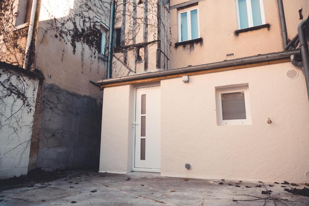 un garage avec une porte blanche dans un bâtiment dans l'établissement Le Friendly - Convivial & Chill, à Tours