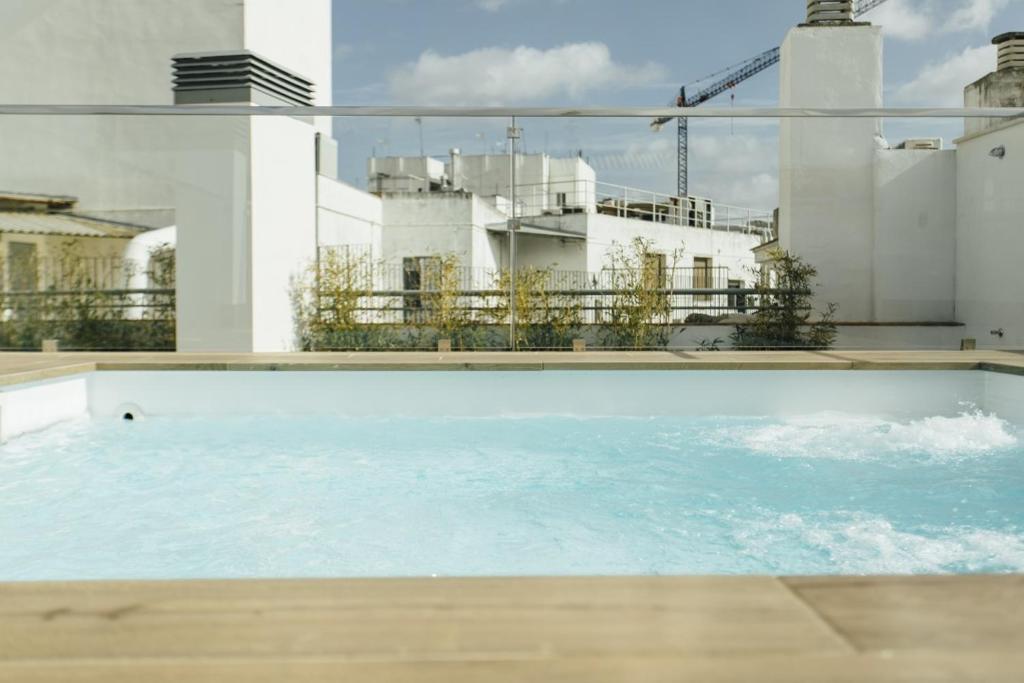Bazén v ubytování Modern with seasonal swimming pool- 1Bd 1Bth- Goyeneta nebo v jeho okolí