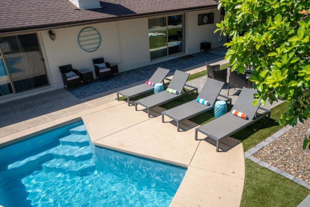 The swimming pool at or close to Heated Pool, Spa,Arcade Games,Pool Table,Ping-Pong