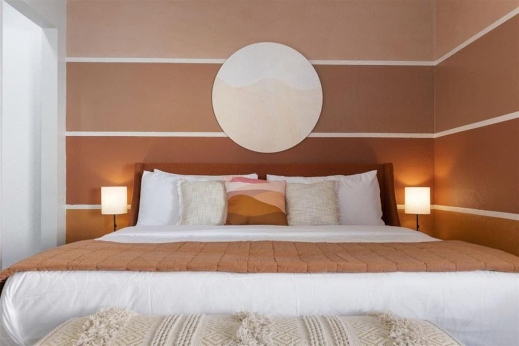 A bed or beds in a room at Heated Pool, Spa,Arcade Games,Pool Table,Ping-Pong