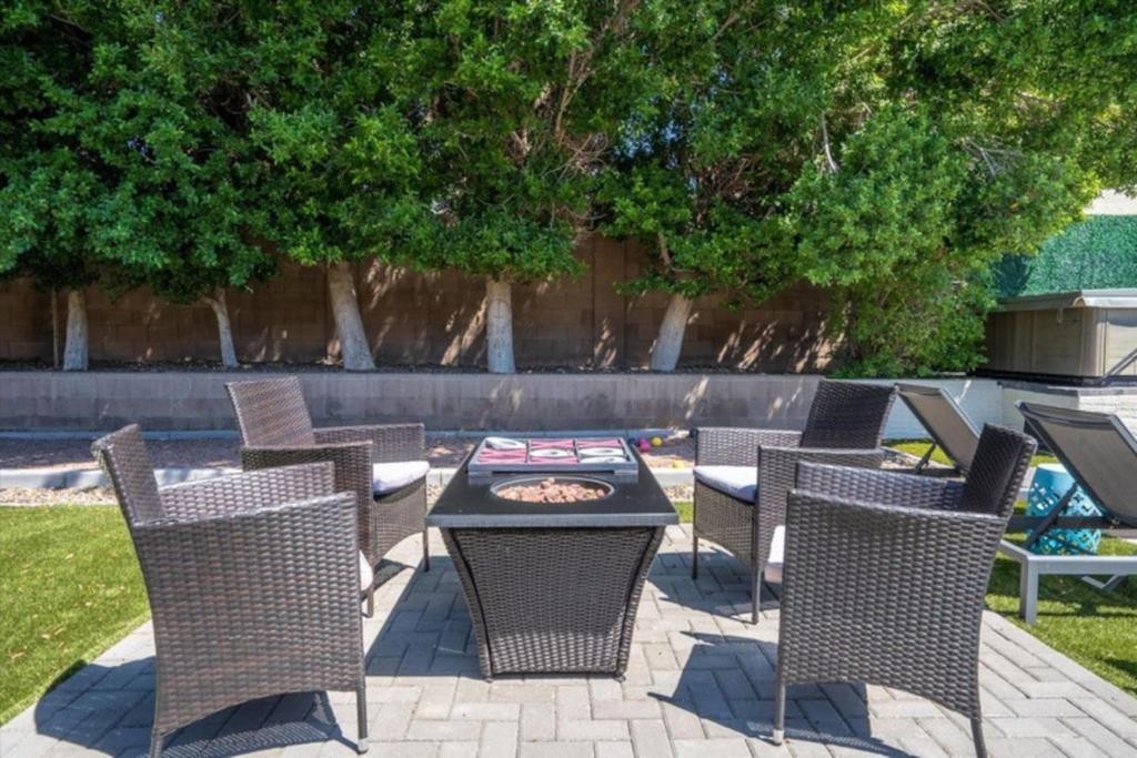 A garden outside Heated Pool, Spa,Arcade Games,Pool Table,Ping-Pong