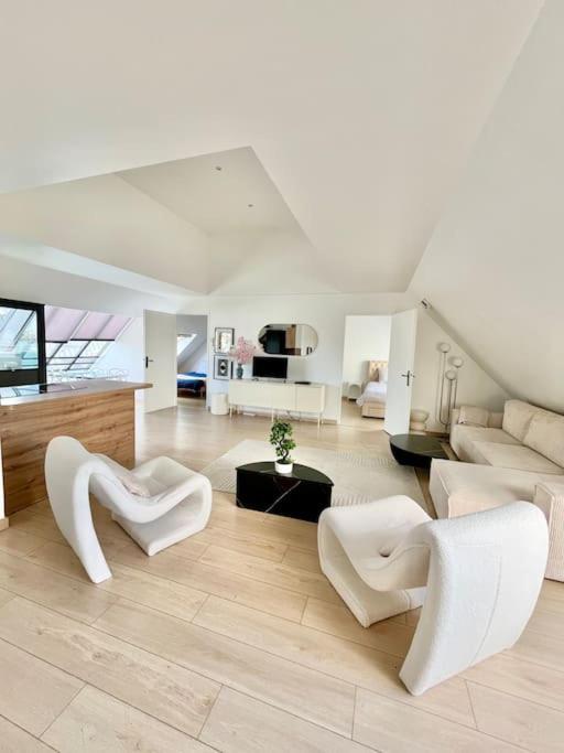 - un salon avec des fauteuils blancs et un canapé dans l'établissement Penthouse 90m2 Terrace Parking 10m Paris Center, à Alfortville