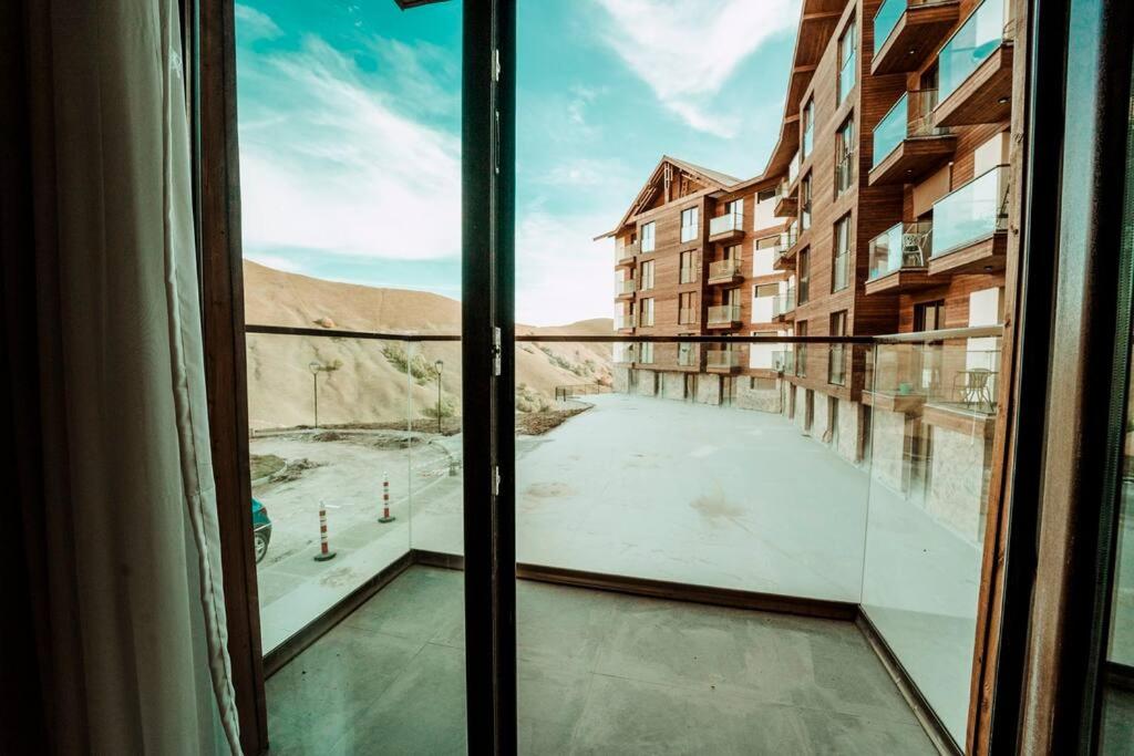 Bazén v ubytování Ski Loft New Gudauri #0231 nebo v jeho okolí