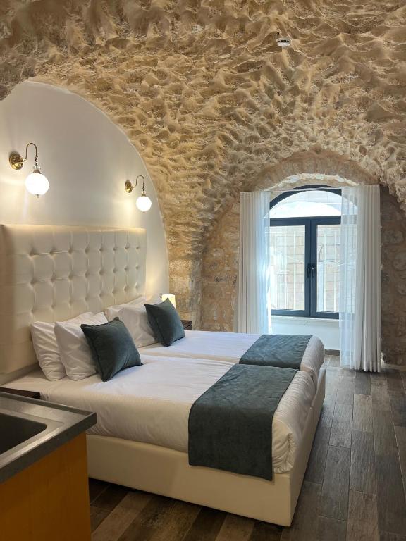 Postel nebo postele na pokoji v ubytování Petrakis Inn