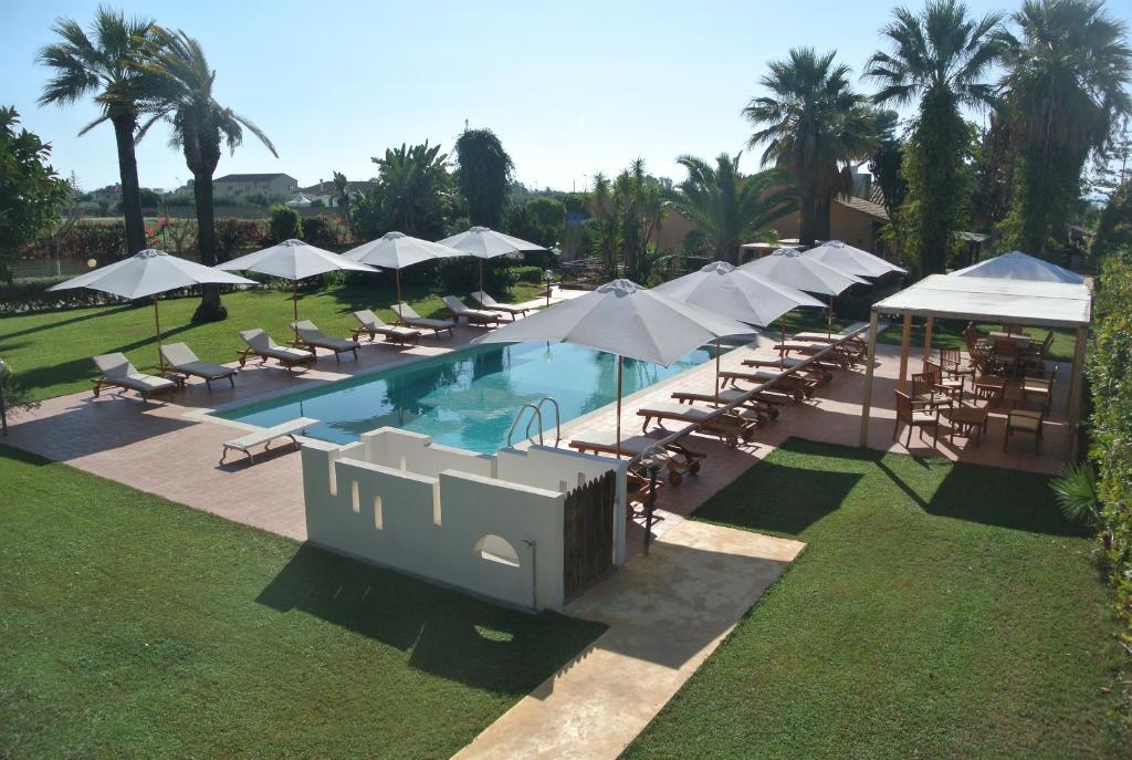 Bazén v ubytování Villa Carlotta Resort nebo v jeho okolí
