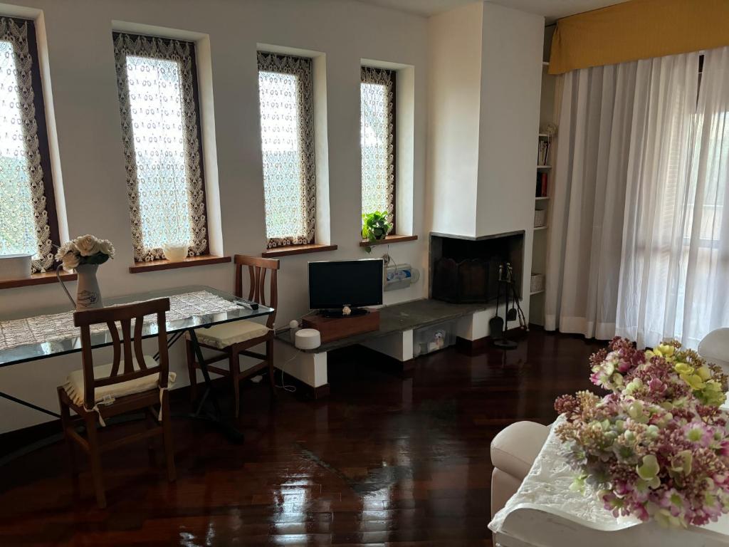 TV a/nebo společenská místnost v ubytování Terrazza dei fiori