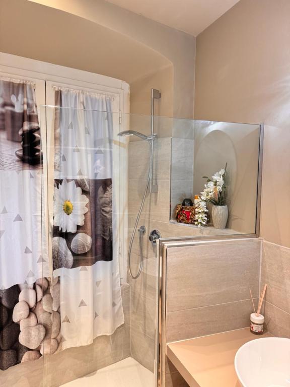 ジェノヴァにあるA Due Passi DAL Teatroのシャワーと洗面台付きのバスルーム