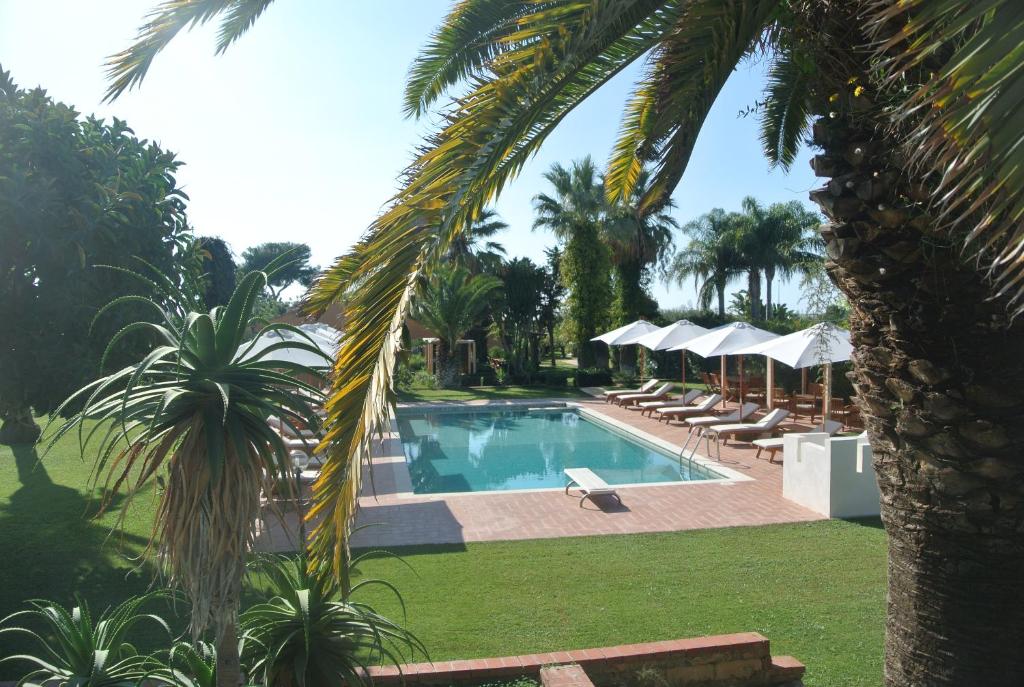 Bazén v ubytování Villa Carlotta Resort nebo v jeho okolí