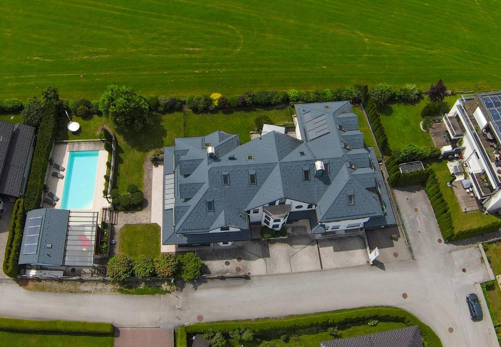 Bazén v ubytování "SONNTAGSGLÜCK" - Premium Apartments Seekirchen, ruhiges Feriendomizil im Grünen, gemeinsamer Poolarea nebo v jeho okolí