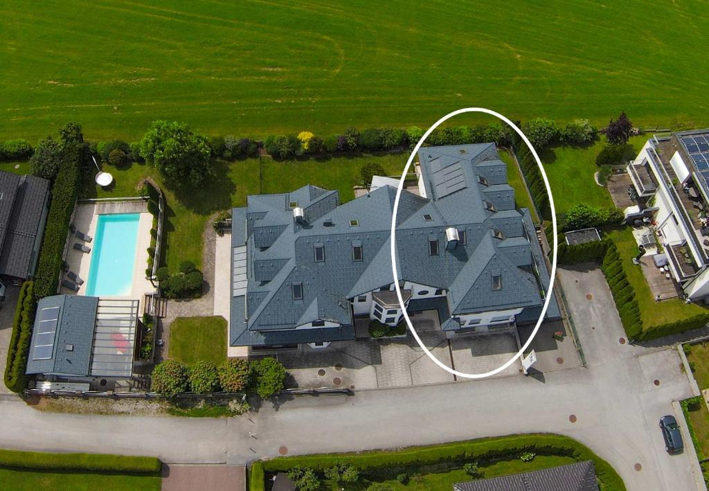Bazén v ubytování "SONNTAGSGLÜCK" - Premium Apartments Seekirchen, ruhiges Feriendomizil im Grünen, gemeinsamer Poolarea nebo v jeho okolí
