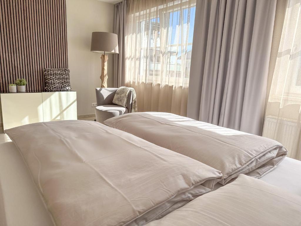Postel nebo postele na pokoji v ubytování "SONNTAGSGLÜCK" - Premium Apartments Seekirchen, ruhiges Feriendomizil im Grünen, gemeinsamer Poolarea