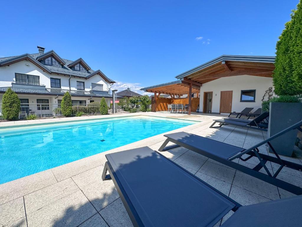 Bazén v ubytování "SONNTAGSGLÜCK" - Premium Apartments Seekirchen, ruhiges Feriendomizil im Grünen, gemeinsamer Poolarea nebo v jeho okolí