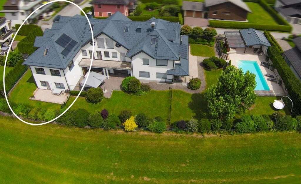 Bazén v ubytování "SONNTAGSGLÜCK" - Premium Apartments Seekirchen, ruhiges Feriendomizil im Grünen, gemeinsamer Poolarea nebo v jeho okolí