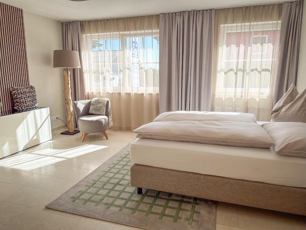 Postel nebo postele na pokoji v ubytování "SONNTAGSGLÜCK" - Premium Apartments Seekirchen, ruhiges Feriendomizil im Grünen, gemeinsamer Poolarea