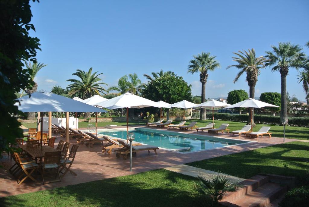 Bazén v ubytování Villa Carlotta Resort nebo v jeho okolí