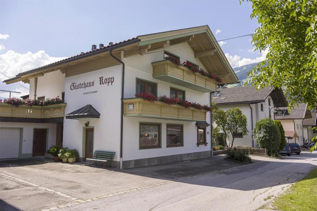 un grande edificio bianco con fiori sui balconi di Gästehaus Kopp a Stumm