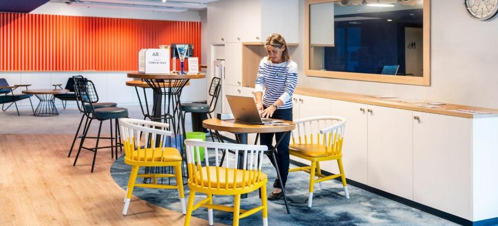 TV a/nebo společenská místnost v ubytování ibis Styles Morlaix