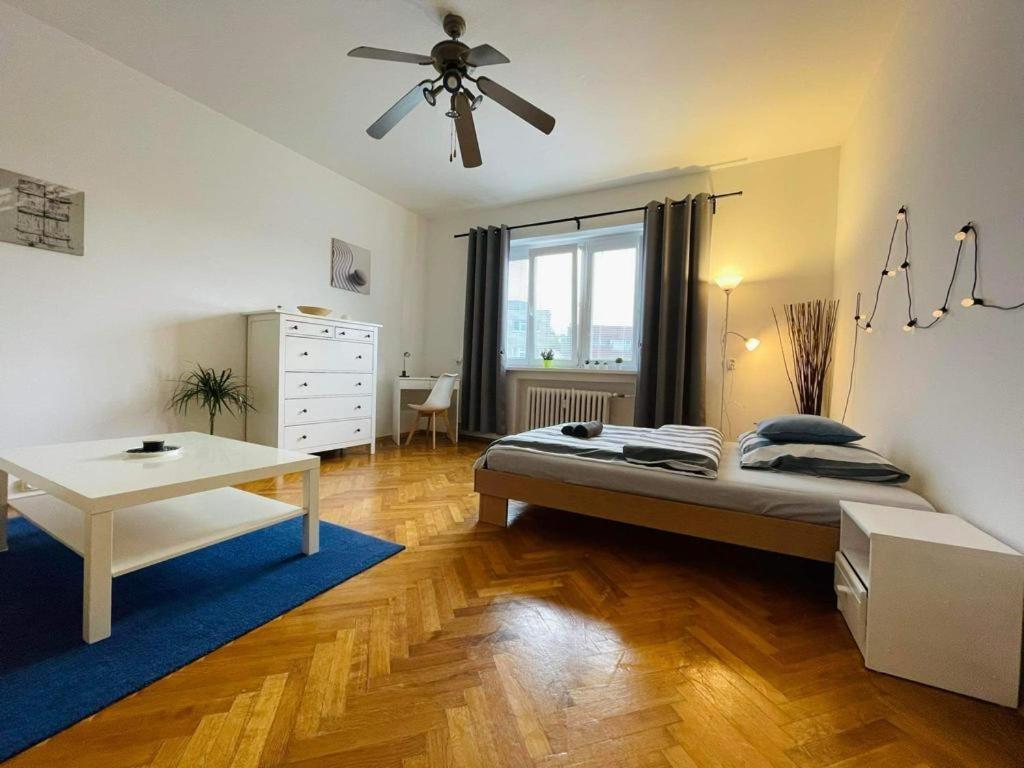 Posteľ alebo postele v izbe v ubytovaní Lovely 2BDR in center, Wifi & Self-Check in