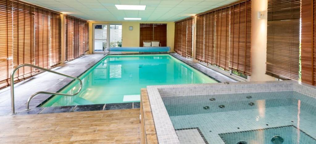 Bazén v ubytování ibis Styles Morlaix nebo v jeho okolí