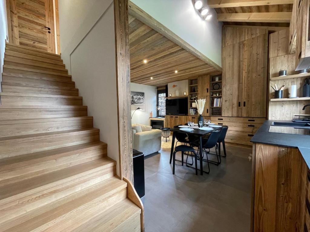 圣索林达尔沃Appartement duplex neuf en hyper centre station - 6 personnes的通往房子的厨房和客厅的楼梯