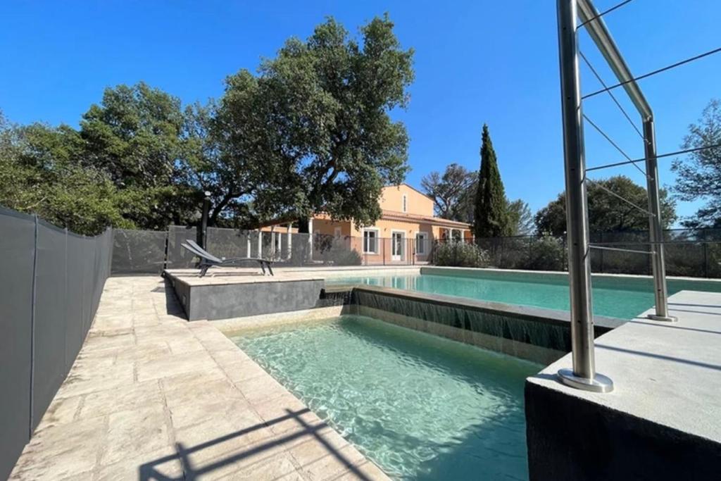 une piscine dans l'arrière-cour d'une maison dans l'établissement Charming house with private pool, à Saint-Raphaël