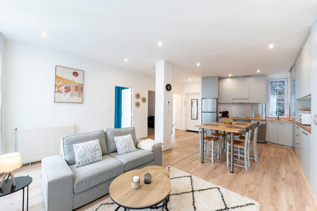 un salon avec un canapé et une table dans l'établissement #HF La Gare aux 400 Couverts Station GEM Tramway, à Grenoble